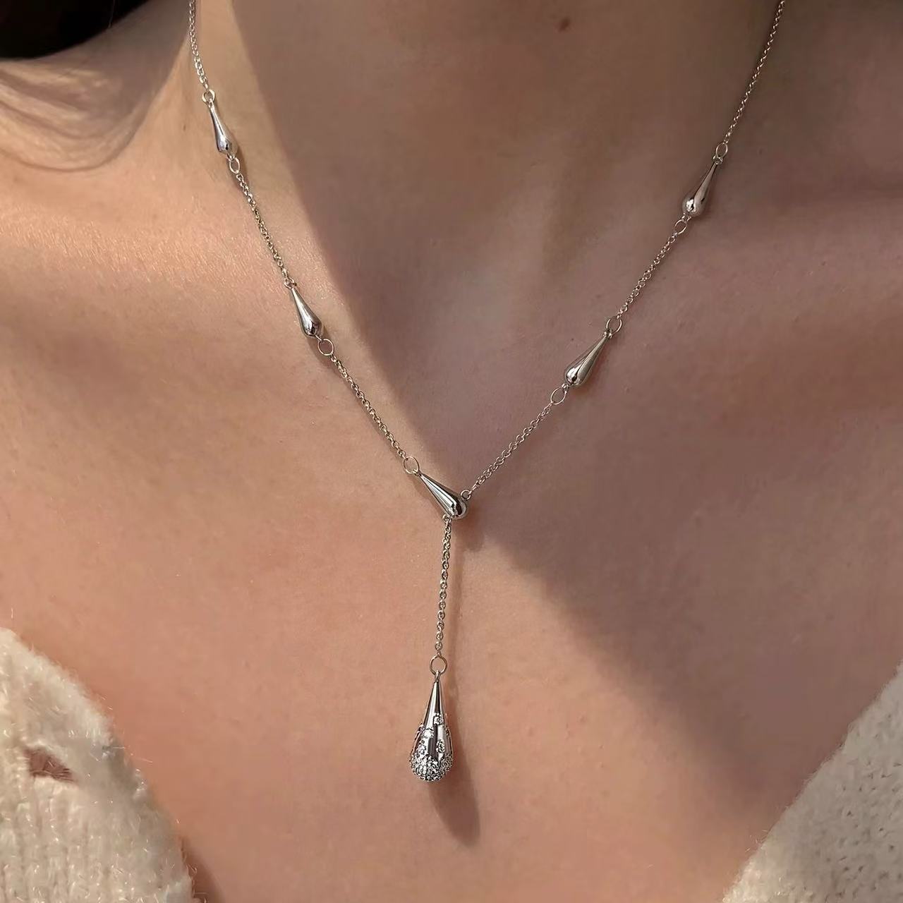 Rachel | 90s Vintage Inspired Teardrop Lariat Necklace